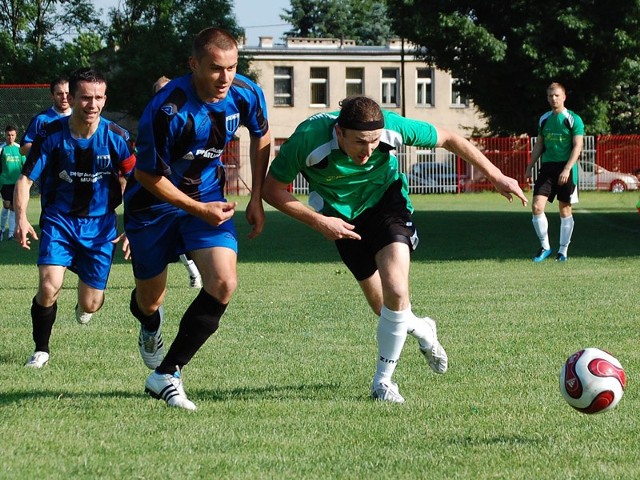 Rzemieślnik (zielono-czarne stroje) zremisowal bezbramkowo na swoim boisku z JKS Jaroslaw.