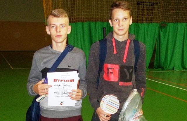 Konrad Sapieja (z prawej) triumfował w zawodach w tenisie stołowym i badmintona. Na zdjęciu z Patrykiem Świerczem.