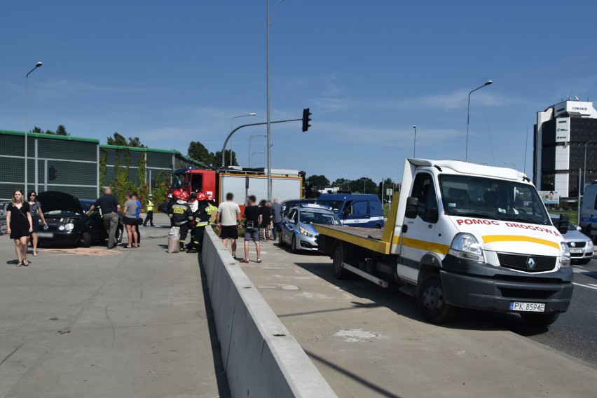 Wypadek na skrzyżowaniu przy Galerii Echo w Kielcach. Jedna osoba w szpitalu