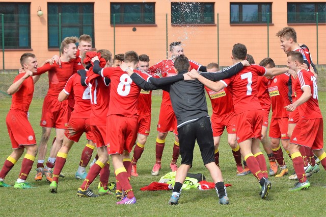 Radość oświęcimskich juniorów po pokonaniu Hutnika Kraków 1:0, lidera małopolskiej ligi.