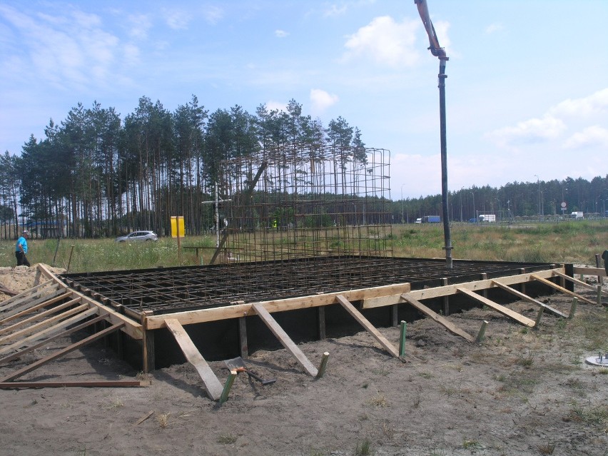 Trwa budowa fundamentów pod monumentalny pomnik „Rzeź Wołyńska” w Domostawie powiecie niżańskim. Zobacz zdjęcia 