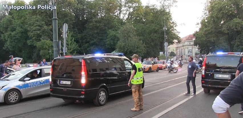 Kraków. Papamobile i papieska kolumna wjechała na Franciszkańską [WIDEO] 