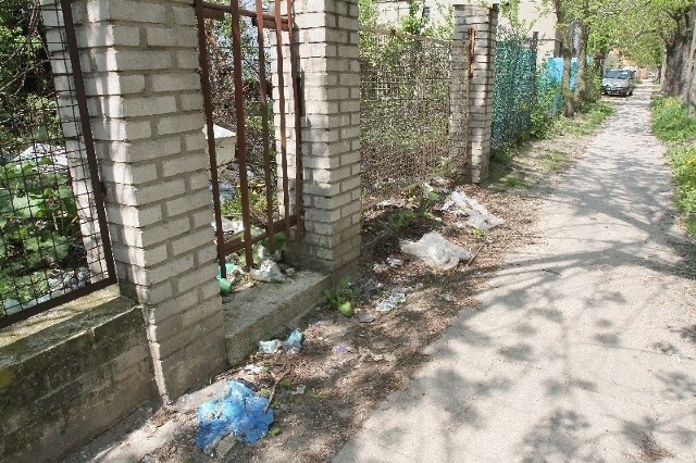 Mnóstwo foliowych toreb, butelek i papierów poniewiera się na chodniku przed posesją znajdującą się u zbiegu ulic Łęczyckiej i Siedleckiej.