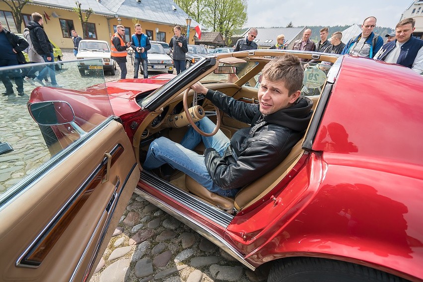 Największą popularnością cieszył się Chevrolet Corvette z...