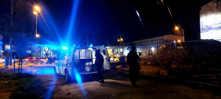 Kradzież na placu budowy w centrum Łodzi. Pijany złodziej przed policjantami schował się w wykopie ZDJĘCIA