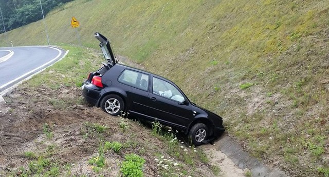 Piotr JędzuraW niedzielę, 17 lipca, na trasie koło Świdnicy pod Zieloną Górą kierująca volkswagenem golfem wypadła z drogi.Kobieta jechała ze Świdnicy w kierunku Wilkanowa. Skręcając na drogę do Wilkanowa wpadła w poślizg. Samochód zjechał z wysokiej skarpy na poboczu i przodem zarył ziemię. W aucie wystrzeliły poduszki powietrzne.Na szczęście nikomu nic się nie stało. Kierująca jechała wolno. Z jej relacji wynikało, że wpadła na śliską plamę ropy, na której straciła panowanie nad samochodem.W miejscu, w którym doszło do zdarzenia kierowcy często wpadają w poślizgi.Zobacz też:  Kierująca bmw wypadła z drogi i koziołkowała na trasie pod Zieloną Górą