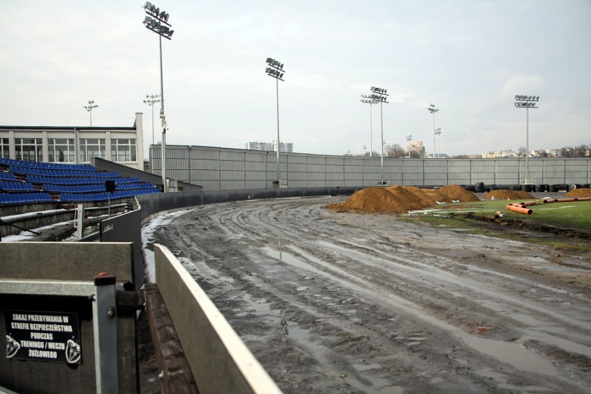 Stadion żużlowy na razie rozkopany. Trwają remonty (ZDJĘCIA)