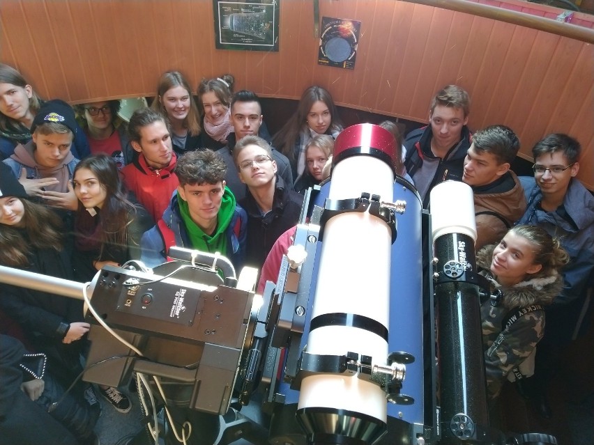 Uczniowie III LO z klasy 2 D podczas wizyty w Planetarium i...