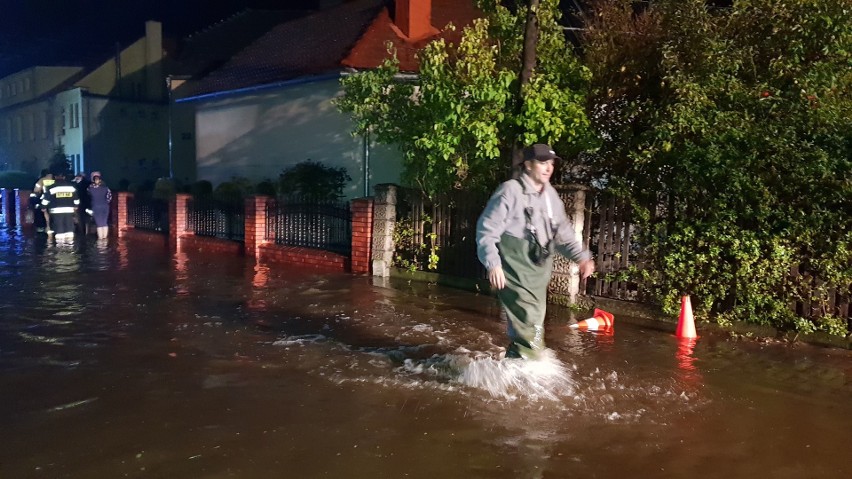 Powódź w Kadłubie - nocna akcja ratowania dobytku.