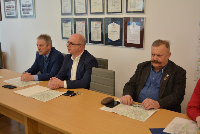 Obwodnica Ostrołęki coraz bliżej. Podpisanie umów z wykonawcami projektów odcinków obwodnicy odbyło się 25.02.2022 w Starostwie Powiatowym