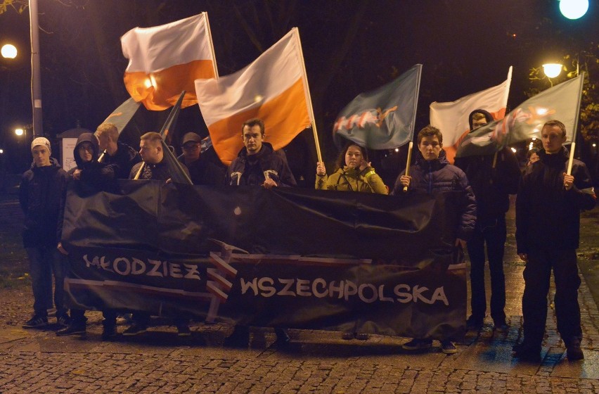 Nie chcą imigrantów w Polsce. Pikieta Młodzieży Wszechpolskiej w Radomiu 
