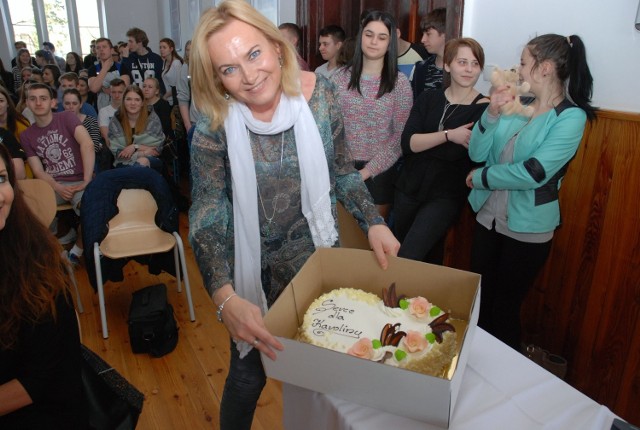 Aleksandra Radecka, polonistka z Zespołu Szkół Ponadgimnazjalnych w Kaliszu Pomorskim wylicytowała za 320 złotych podczas piątkowej aukcji tort z napisem „Serce dla Karoliny“