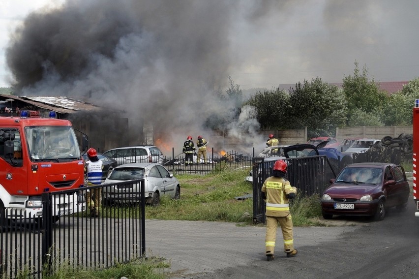 Pożar w Łosinie. 8 zastępów straży pożarnej ratowało mienie. Ewakuowano mieszkańców pobliskiego domu