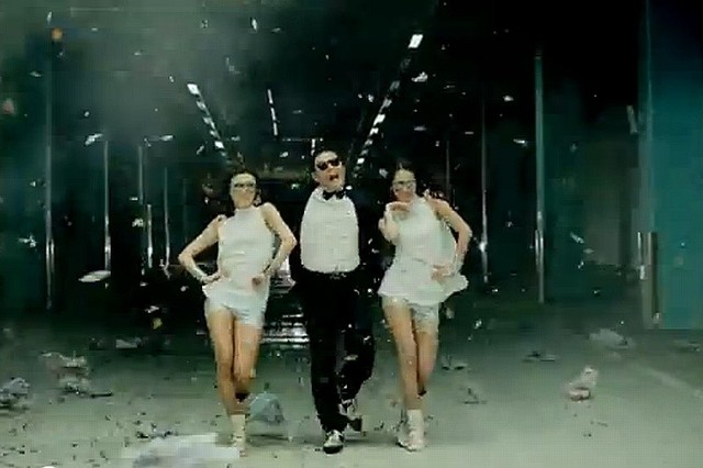 GANGMAN STYLE zespołu PSY bije rekordy popularności. Na YOUTUBE odtworzono go 270 milionów razy i to tylko na oficjalnym kanale. Jest tez dużo kopii i parodii utworu.