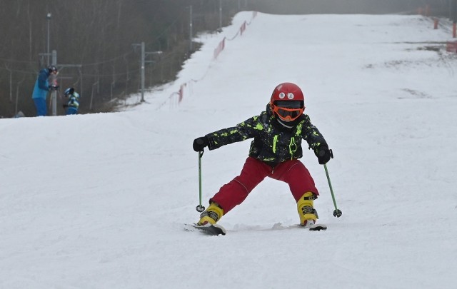 Wydawało się, że temperatura jeszcze nie pozwoli, by już w ten weekend otwarto stok narciarski na Stadionie w Kielcach, jednak w sobotę okazało się, że już korzystają z niego amatorzy białego szaleństwa.Zobaczcie na zdjęciach pierwsze w tym sezonie zjazdy na nartach i snowboardzie.GODZINY OTWARCIAStok czynny jest codziennie w godzinach 10-22. Posiada wyciąg orczykowy podwójny, wyciąg teleskopowy, wyciąg taśmowy.CENYZa wjazd wyciągiem taśmowym zapłacimy 2 złote a orczykowym 4 złote. Dostępne są też karnety w cenach 40 i 50 oraz 50 i 60 złotych. W ośrodku czynna jest także wypożyczalnia sprzętu.