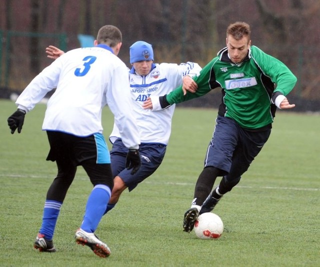 Piłkarze Stali Stalowa Wola (z piłką Grzegorz Kmiecik) zremisowali w sparingu w Krakowie z Cracovią 2:2. 