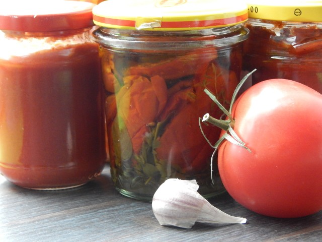Przetwory z pomidorówPomidory są świetne, bo pyszne. A do tego zdrowe, bo czerwone.