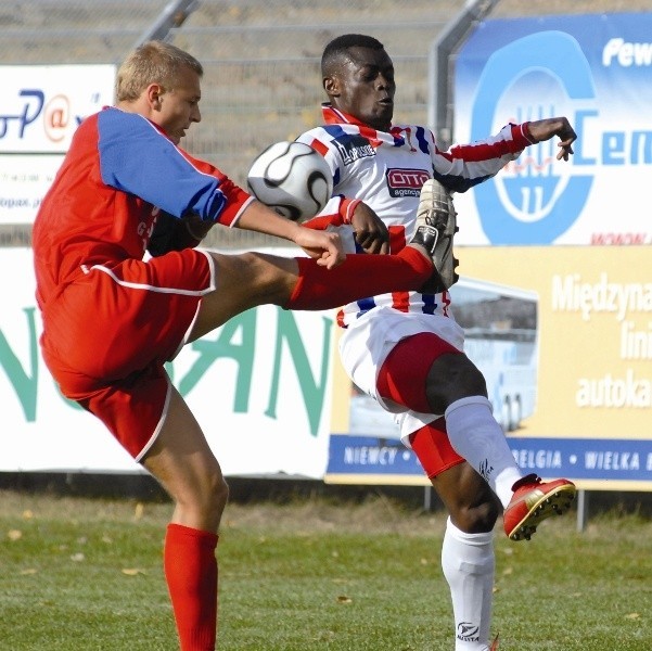 Maxwell Kalu (z prawej) strzelił swego pierwszego gola w barwach ŁKS Browar Łomża