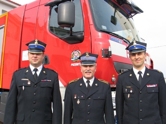 Inicjatorem akcji "Strażacy dla transplantacji&#8221; był Zdzisław Wójcik (nz. w środku). Poparli ją również mł. bryg. Artur Domagalski (nz. z lewej) oraz mł. bryg. Daniel Dryniak.