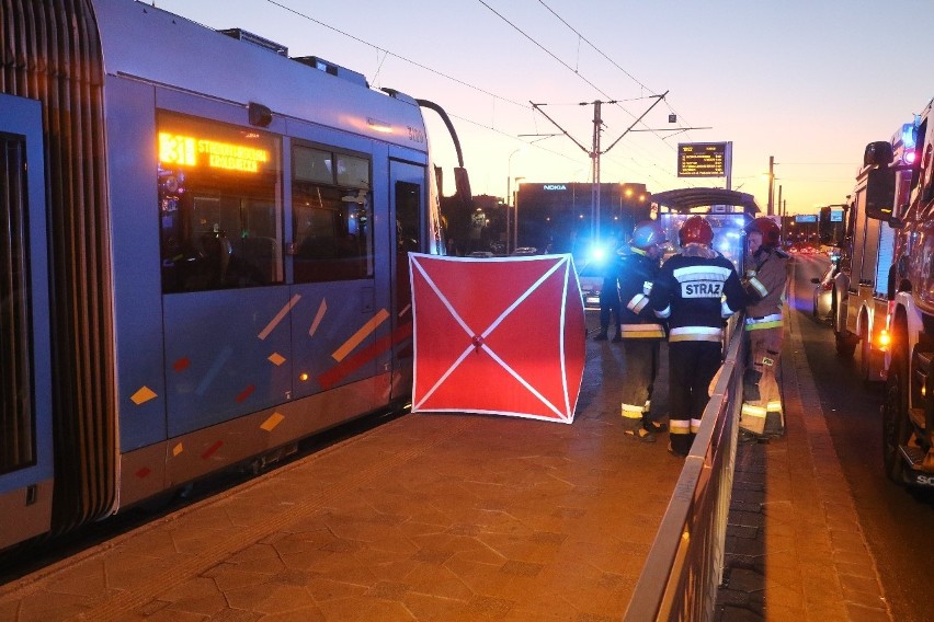 Śmiertelny wypadek na Legnickiej. Mężczyzna wpadł pod tramwaj (ZDJĘCIA)