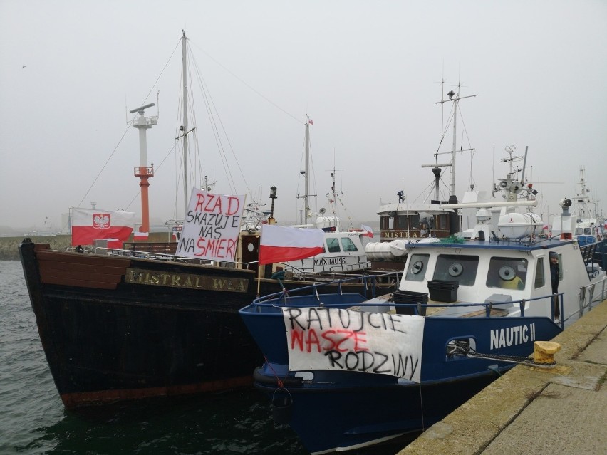 Protesty rybaków we Władysławowie. Ok. 20 jednostek zablokowało wejście do portu: Niech rząd zwróci na nas uwagę [ZDJĘCIA, WIDEO]