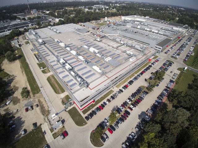 W Polsce 3M posiada obecnie 4 ośrodki produkcyjne: dwa we Wrocławiu, w Janinowie niedaleko Grodziska Mazowieckiego oraz w Rabce. 3M zatrudnia w Polsce ponad 4 tys. pracowników i wytwarza 12 tys. różnych produktów.