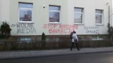 Atak na siedzibę PiS i Solidarności w Częstochowie. Policja szuka autora napisu: Wolne media ZDJĘCIA
