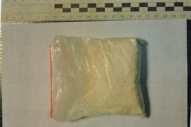W trakcie interwencji policjanci znaleźli w mieszkaniu woreczek z białą substancją, który ukryty był w pudełku z proszkiem do prania