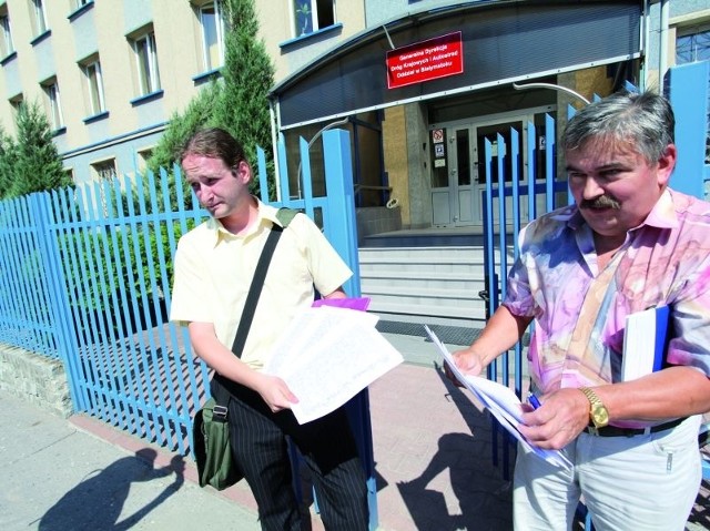 Adam Mazurek (na zdjęciu z lewej) i Dominik Sosnowski, mieszkańcy Grajewa złożyli wczoraj blisko 100 stron z podpisami pod petycją w białostockim oddziale GDDKiA
