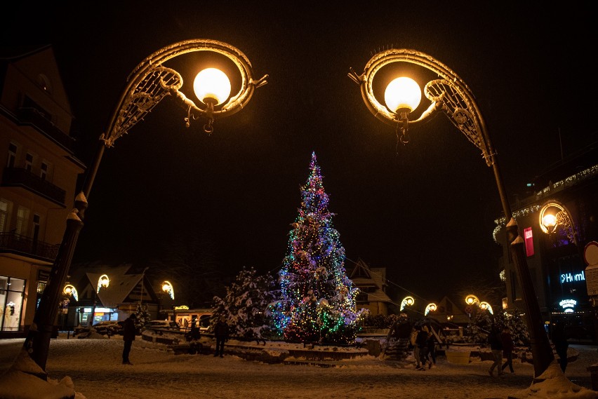 Świąteczne Zakopane. Miasto pod Giewontem rozświetliły już bożonarodzeniowe iluminacje 