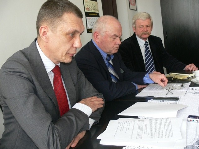 Jan Maćkowiak, Marek Gajewski i Jerzy Piróg z Miejskiej Komunikacji Samochodowej zapowiadają skierowanie kolejnych 58 wniosków o ukaranie osób, które oszukują firmę, jeżdżąc bez biletów.