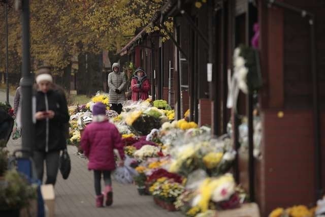 Przygotowując groby przed Wszystkimi Swiętymi warto pamiętać o podstawowych wymogach bezpieczeństwa