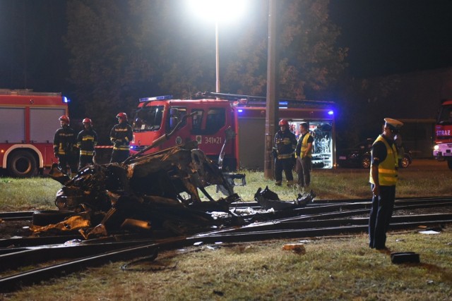 Tragiczny wypadek na ul. Wschodniej w Toruniu. Auto w płomieniach. Nie żyje jedna osoba [WIDEO]