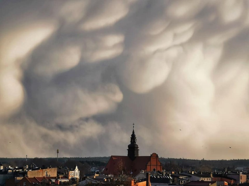 Niezwykłe chmury nad Kościerzyną były widoczne w piątek,...