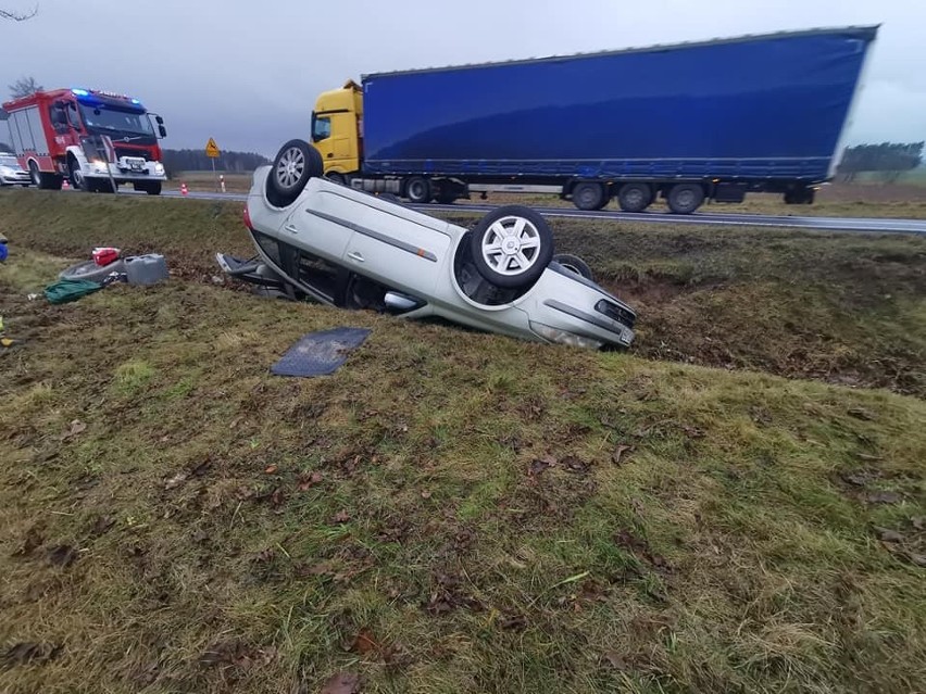 Horodnianka. Wypadek na DK8 - dachowanie renault. Kierująca trafiła do szpitala [ZDJĘCIA] 