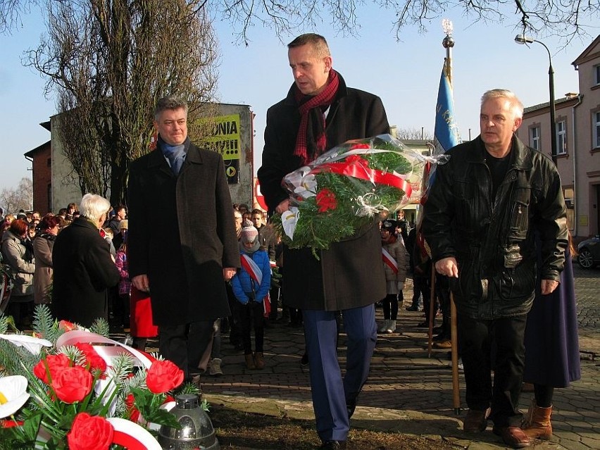 Składanie kwiatów pod pomnikiem AK i Polskiego Państwa...