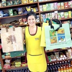 Grażyna Lewandowska z lubelskiego sklepu spożywczego prezentuje, w jakie ekologiczne torby można dziś zapakować zakupy