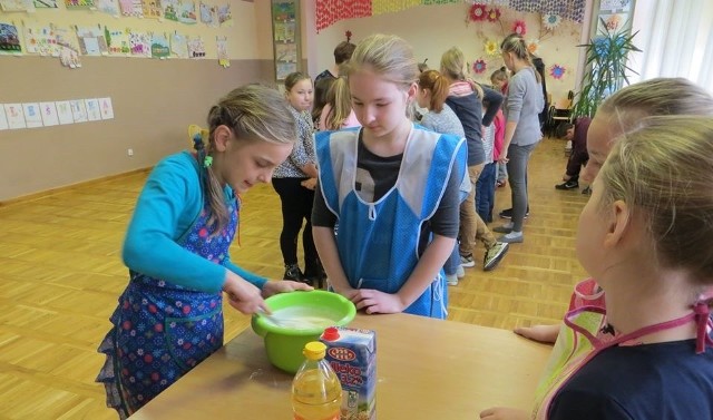 Podczas zeszłorocznych ferii w Wiejskim Domu Kultury w Przyborowicach dzieci wzięły udział w "Dniu Naleśnika".