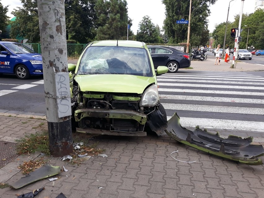 Wypadek na Zachodniej. Hyundai zderzył się z BMW i uderzył w latarnię