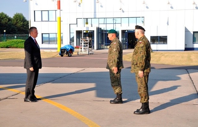 Dowódca pułku, pułkownik Sławomir Owczarek powitał delegacje szefostwa MON na lotnisku w Babimoście