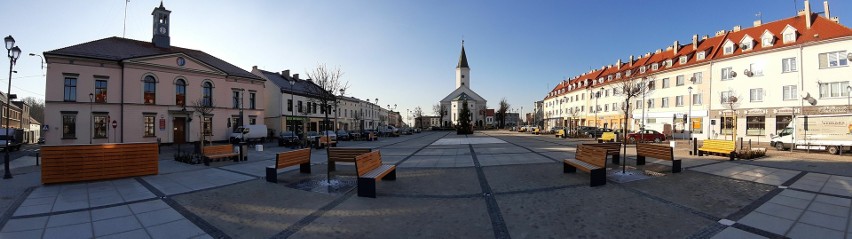 Panorama rynku w Dobrodzieniu z kościołem pw. świętej Marii...