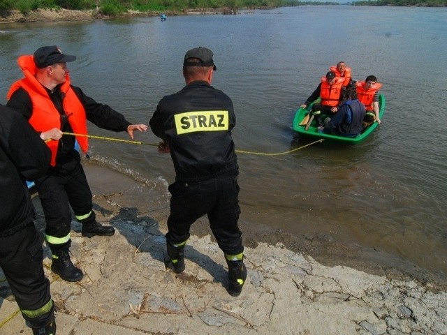 Do brzegu dobija łódka z 34-latkiem na pokładzie, który wpadł do wody. Jego "przypadek&#8221; postawił straż pożarną na równe nogi.