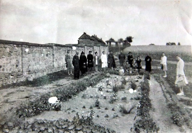 Zdjęcie rodzin pomordowanych nad zbiorową mogiłą w 1943 roku.