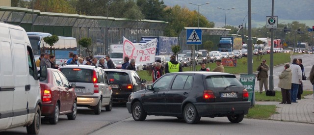 Przez blokadę powstał korek od zjazdu z autostrady do węzła Lwowska na "czwórce"