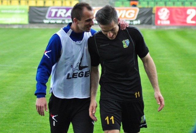Przyjacielska rozmowa pomiędzy byłym piłkarzem Siarki Michałem Chrabąszczem (z lewej) i obecnym graczem tarnobrzeskiego klubu Danielem Koczonem.