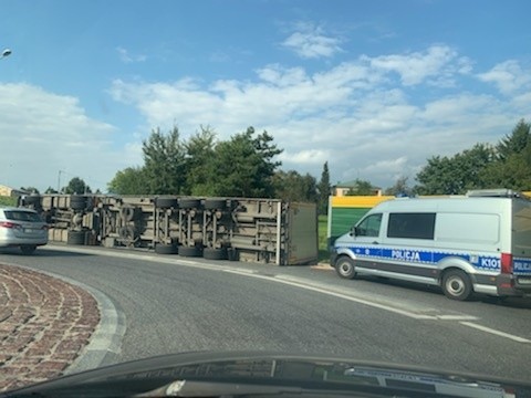 Na rondzie na ul. Podkarpackiej w Rzeszowie przewróciła się cieżarówka. Zobaczcie zdjęcia