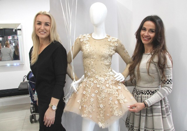 Beata Brejdak, właścicielka butiku You&Fashion i Diana Walkiewicz, projektantka, przy sukni, która podbiła światowy rynek.