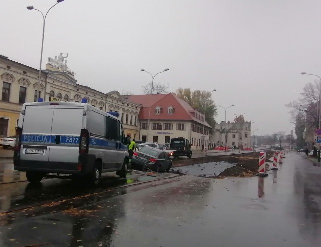 Do groźnego zdarzenia doszło po godzinie 9 doszło na ul. Zamkowej nieopodal ul. Piłsudskiego w centrum Pabianic.ZDJĘCIA I WIĘCEJ INFORMACJI - KLIKNIJ DALEJ