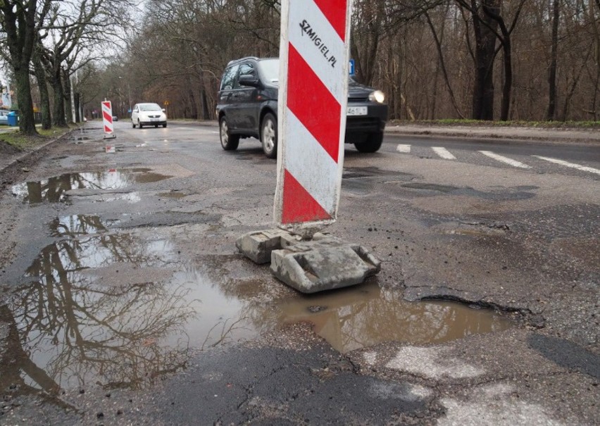 Najbardziej dziurawe jezdnie są w Łodzi! Koszmar kierowców trwa, a zmotoryzowani łodzianie zapowiadają kampanię 