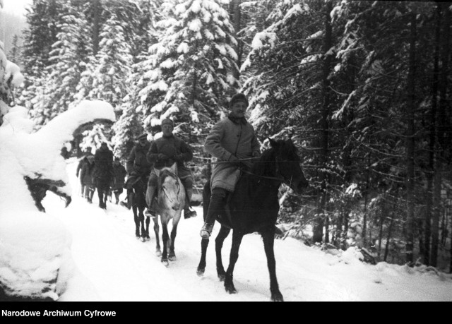 Uczestnicy polowania na koniach, w drodze na miejsce polowania. Na pierwszym planie widoczny hrabia Adam Zdzisław Zamoyski, za nim hrabia Alfred Potocki. 1931 r.